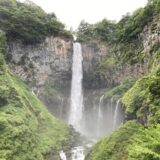 【華厳の滝】高波動を浴びれる高さ97メートルの岸壁を一気に落下する壮大な滝